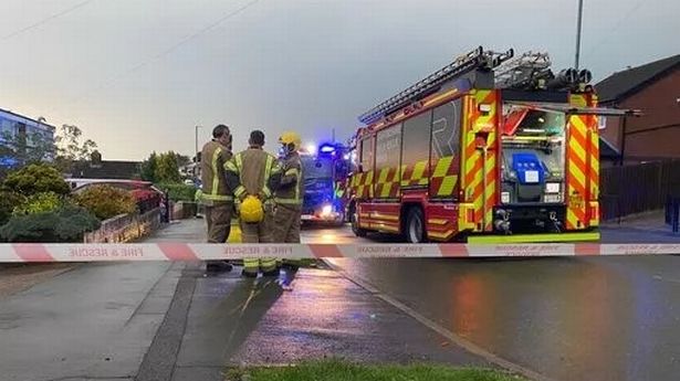 英国天气:雷暴袭击英国，房屋被毁，道路被