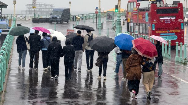 英国天气地图变成了红色和绿色，600英里